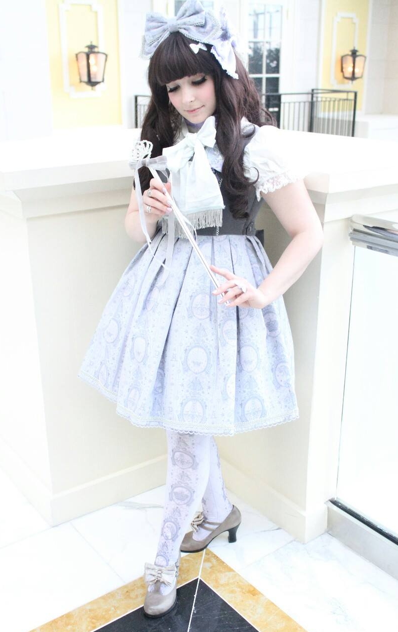Brunette Lolita wearing White Opaque Patterned Pantyhose and Grey Shoes